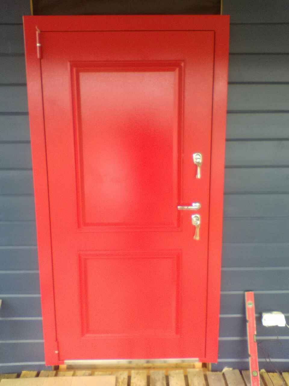 Двери вивальди. Метал двери Калининград. Стальные двери из Калининграда. Красная дверь Калининград. Красная дверка в Калининграде.
